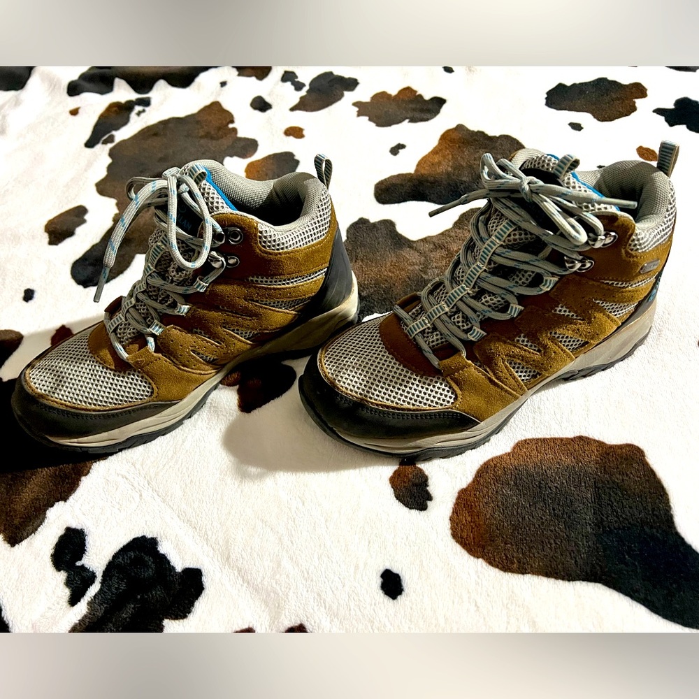 Magellan Outdoors hiking boots size 8